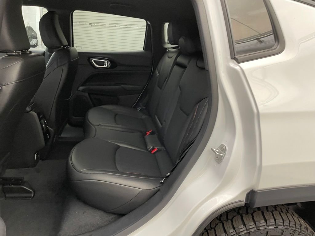 New 2026 Bright White Clear-Coat Exterior Paint Jeep Trailhawk image 15