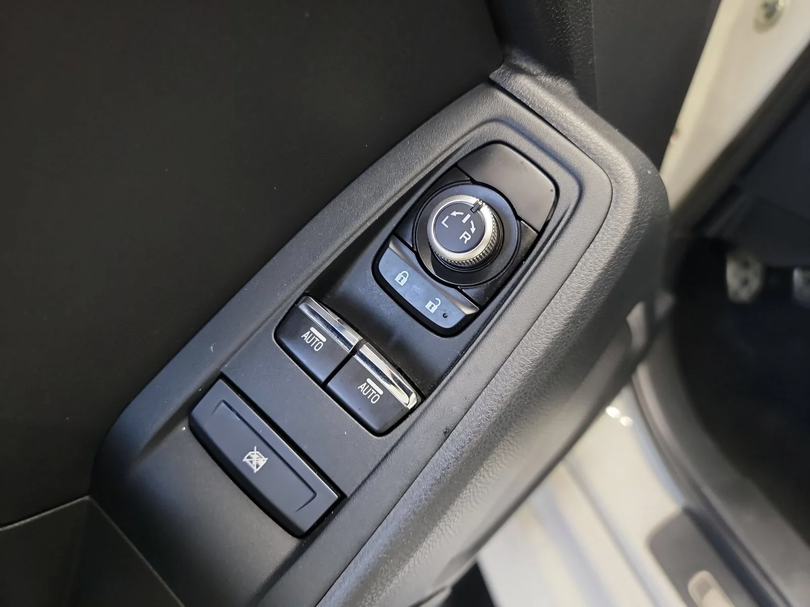 Used 2023 Crystal White Pearl Subaru Limited image 13