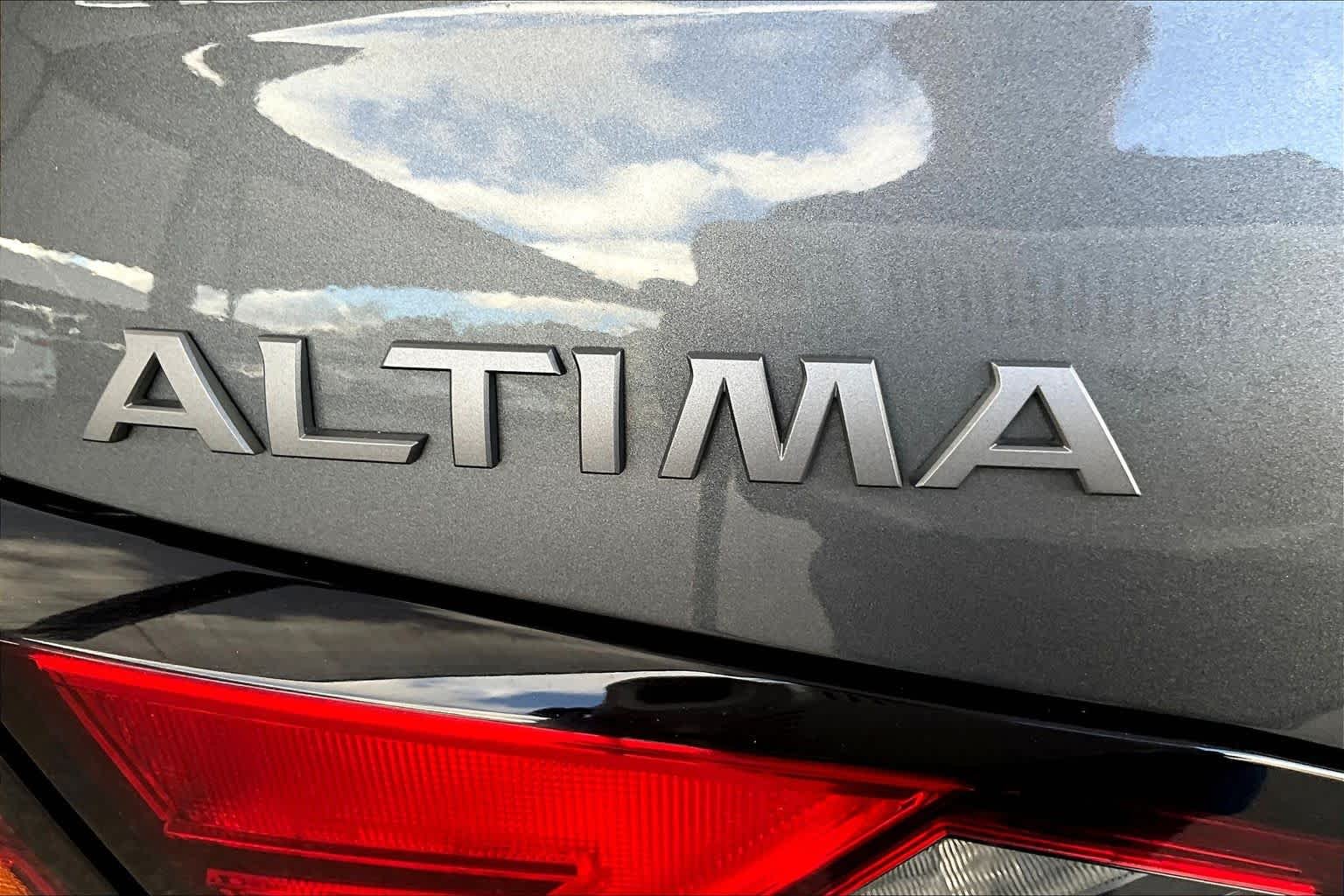 Used 2024 Gun Metallic Nissan 2.5 SV image 9