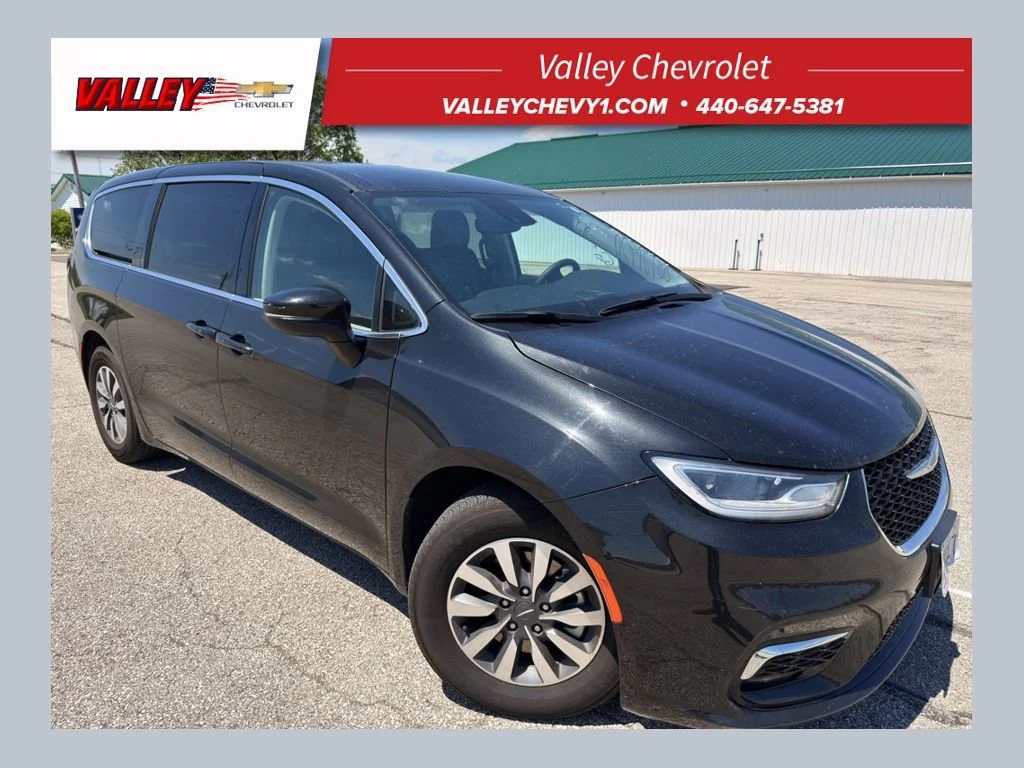 2023 Chrysler Pacifica Hybrid's photo