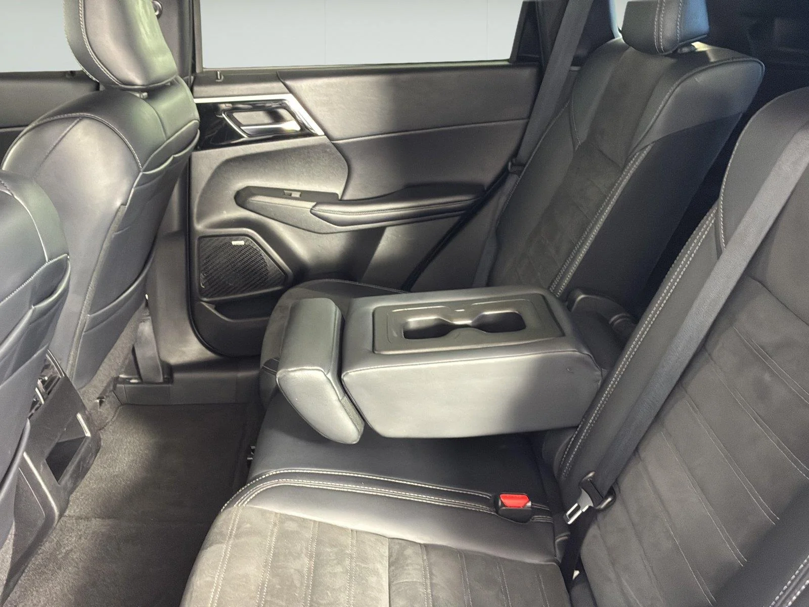 Used 2025 Black Diamond Mitsubishi SE image 14