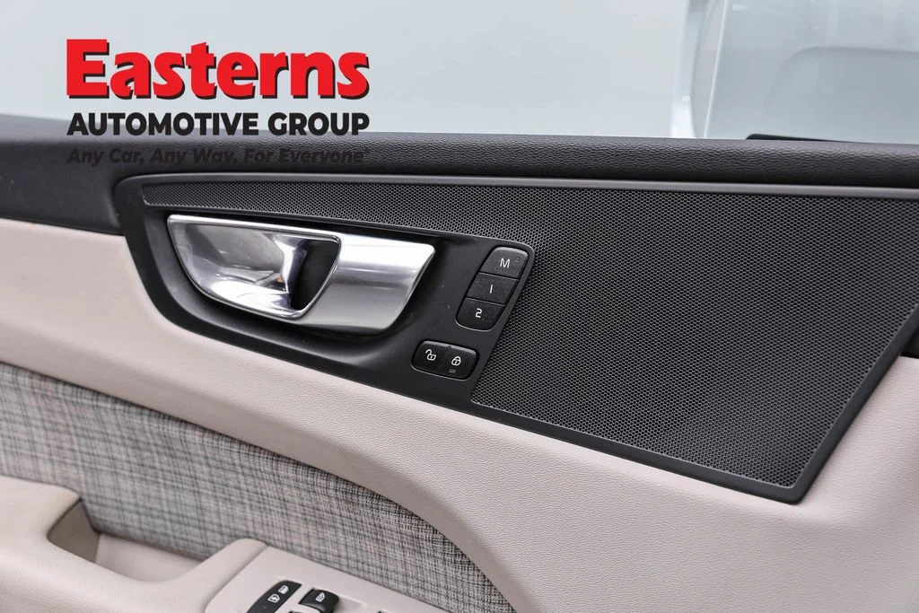 Used 2022 White Volvo B5 Momentum image 20
