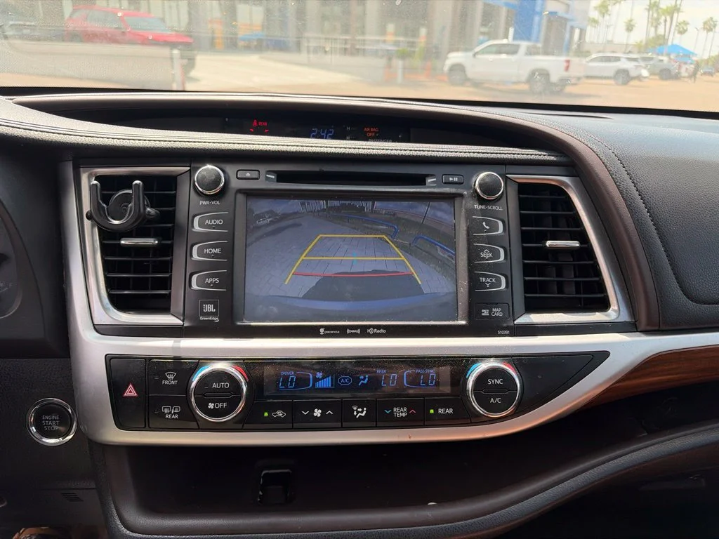 Used 2019  Toyota Limited image 12