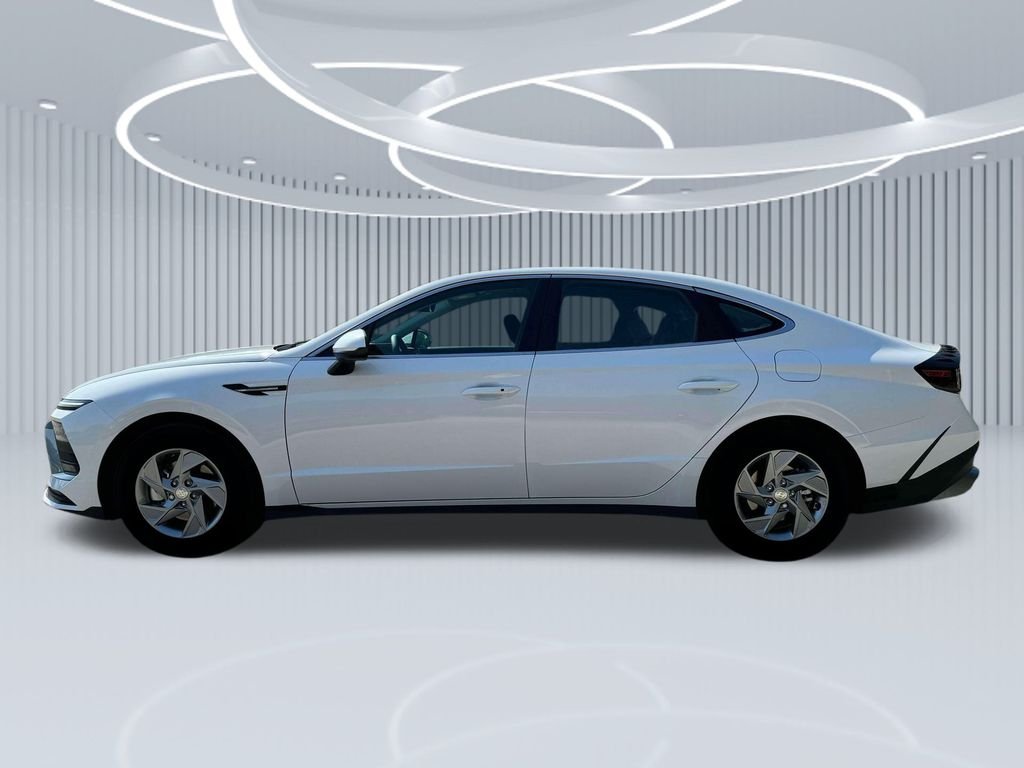 New 2025 White Hyundai SE image 22