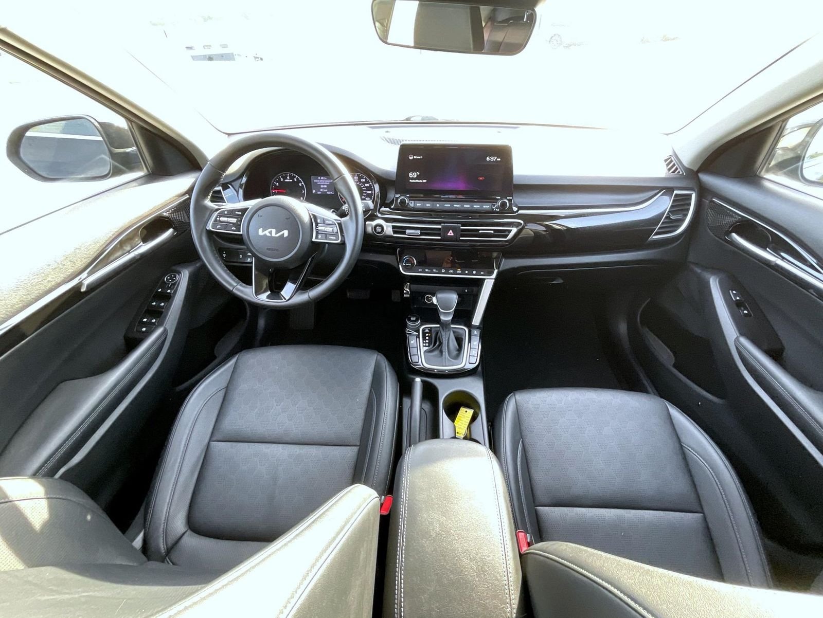 Used 2022 Black Kia EX image 17