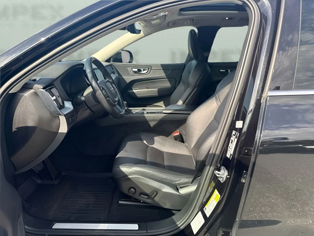 Used 2020 Black Volvo T5 Momentum image 5