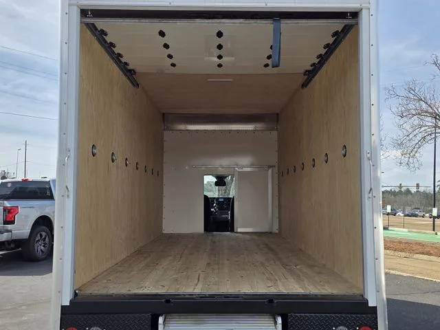 New 2025 Oxford White Ford Cutaway image 34