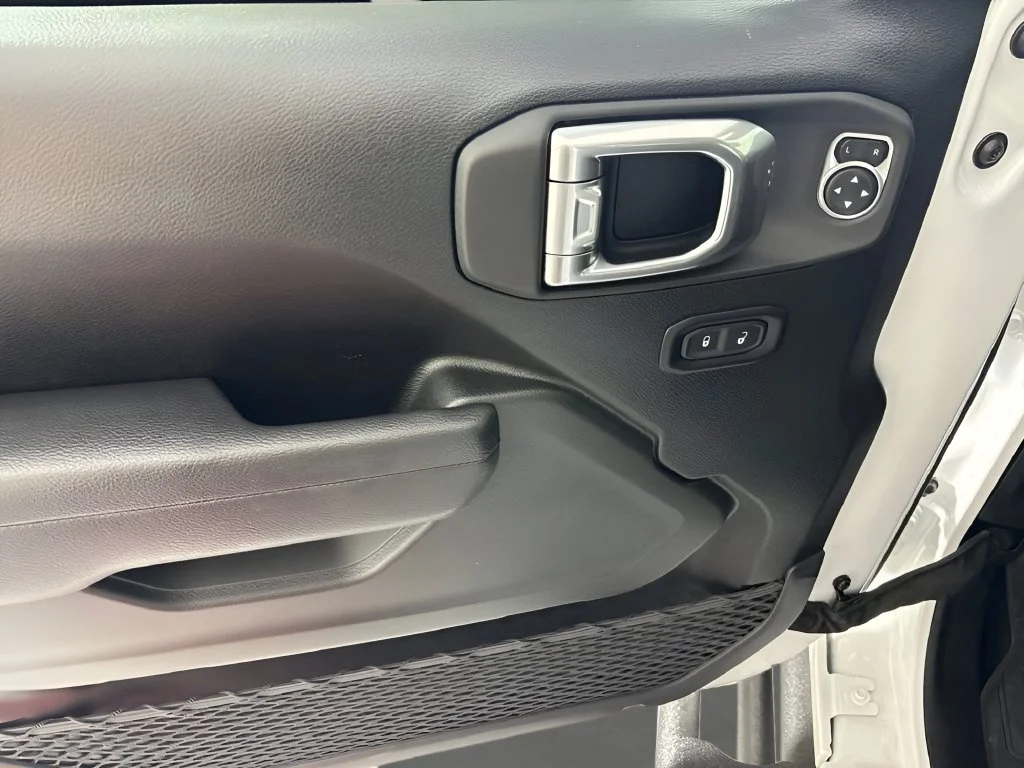 Used 2025 White Jeep Mojave 4x4 image 27