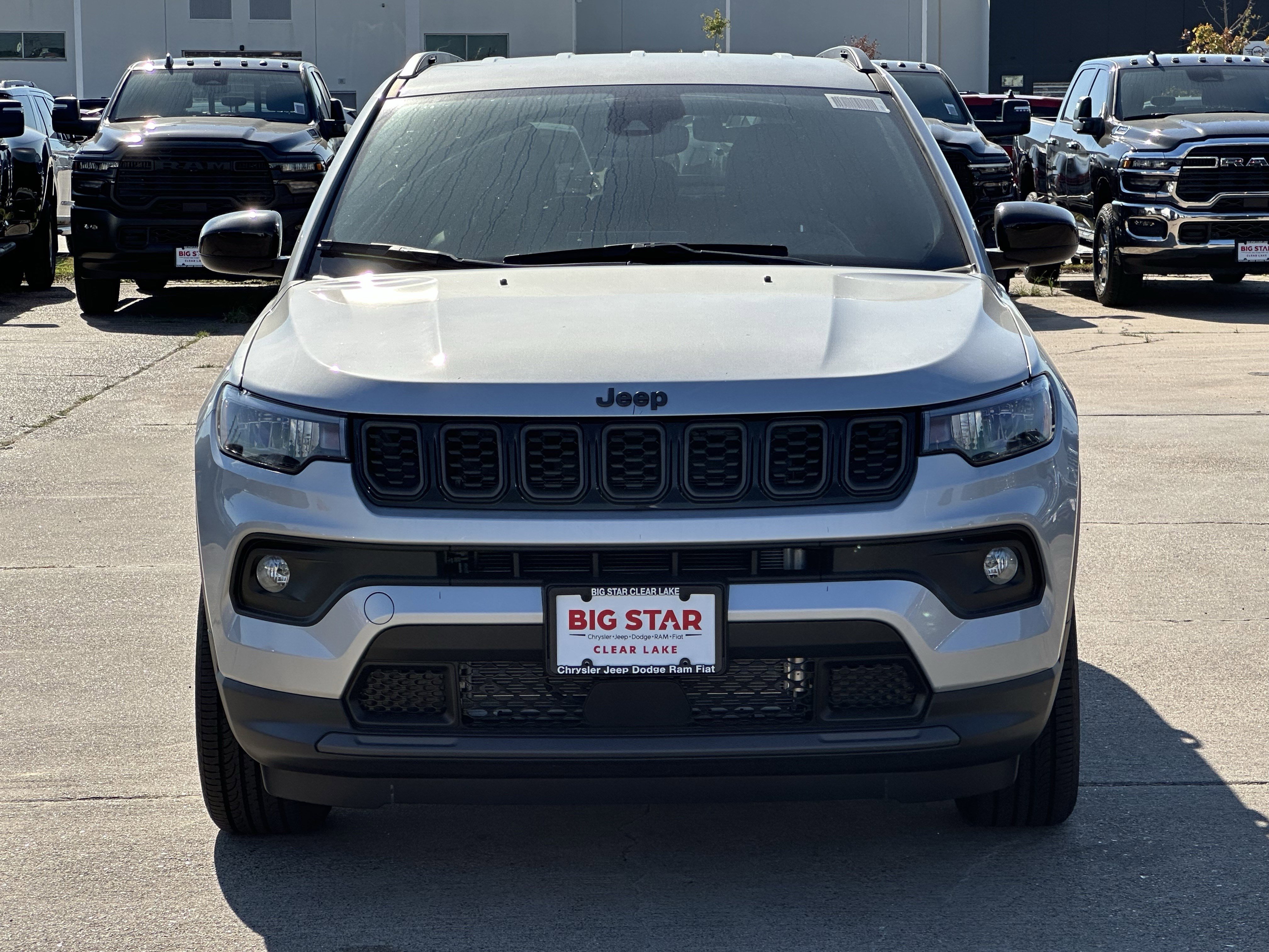 New 2026 Silver Zynith Metallic Clear-Coat Exterior Paint Jeep Latitude Altitude image 3
