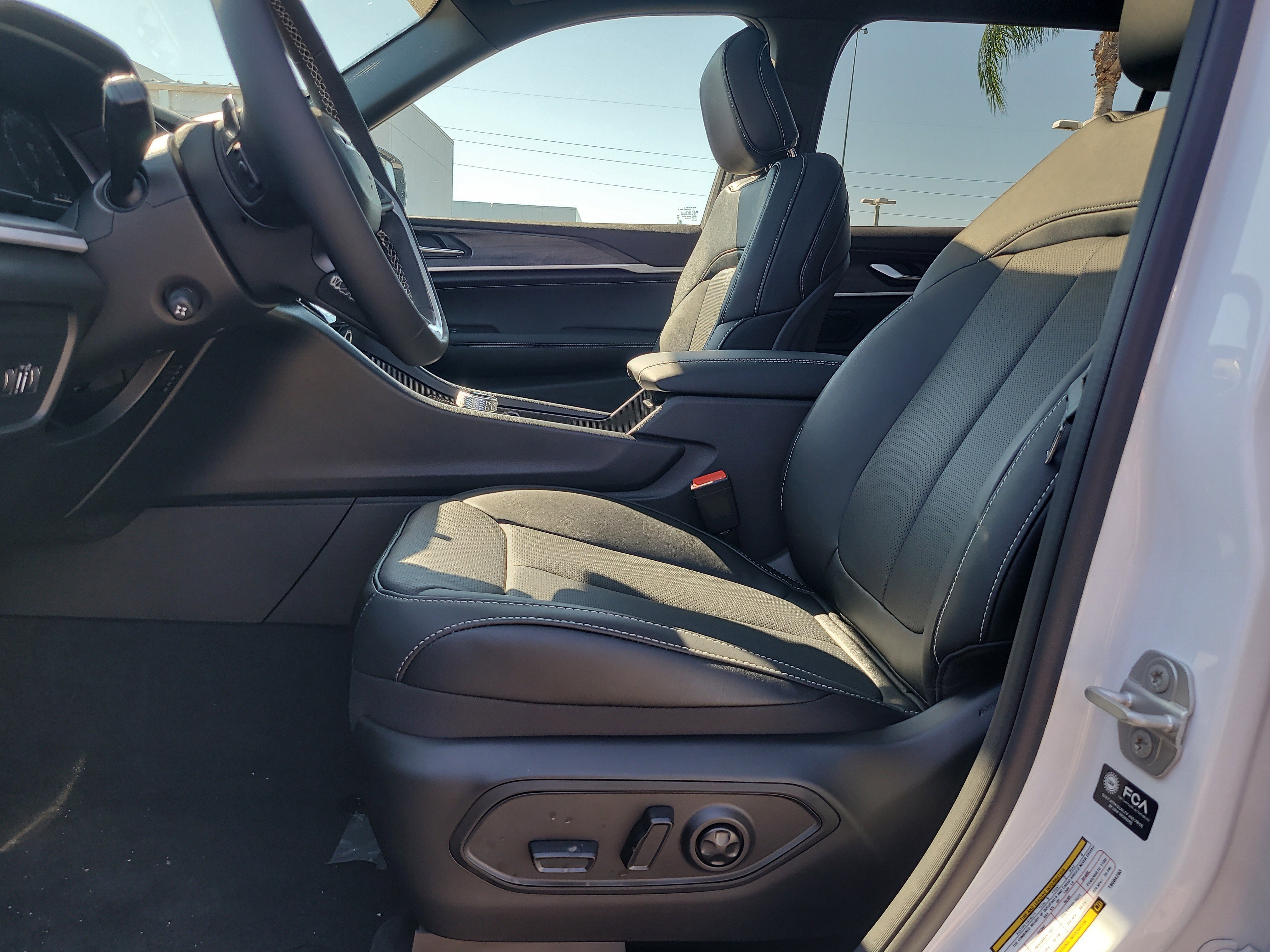 New 2026 Bright White Clear-Coat Exterior Paint Jeep Limited Reserve image 14