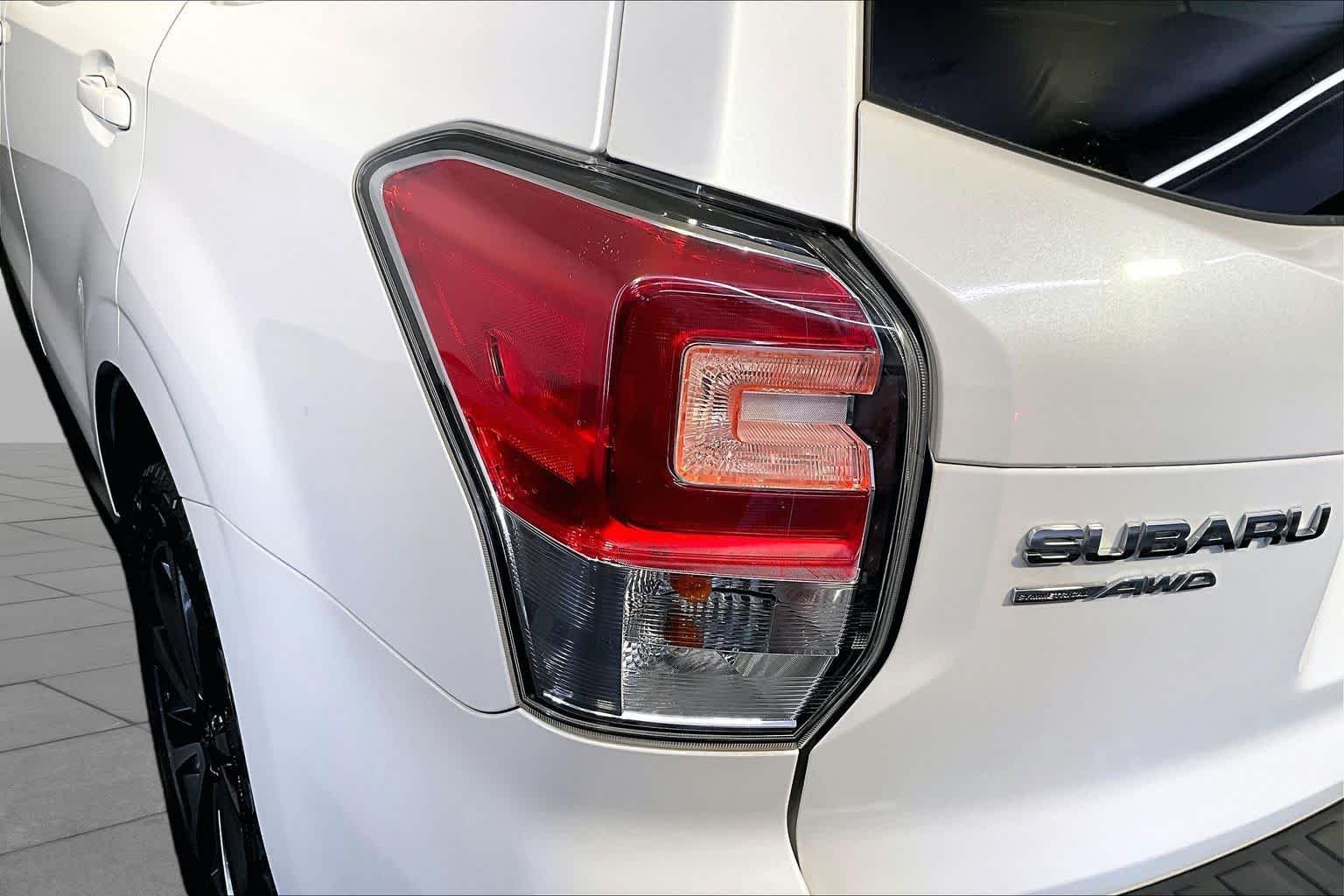 Used 2018 Crystal White Pearl Subaru Premium image 28