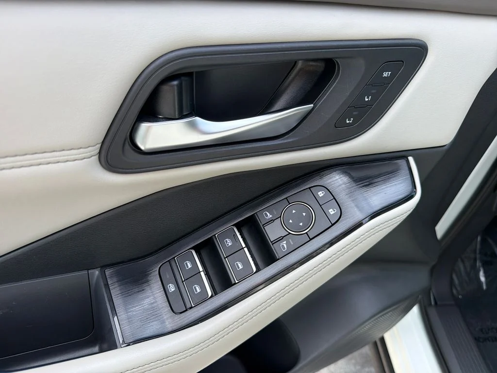 Used 2023 White Nissan SL image 20