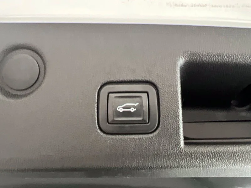 Used 2020 White Chevrolet LT image 9