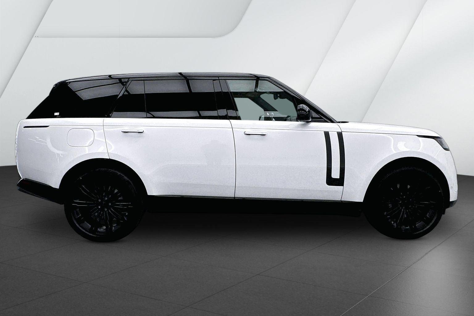 New 2026 Ostuni Pearl White Premium Metallic Land Rover SE image 5