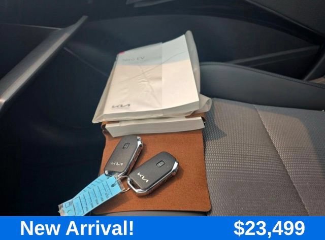 Used 2024 Gray Kia Wind image 2