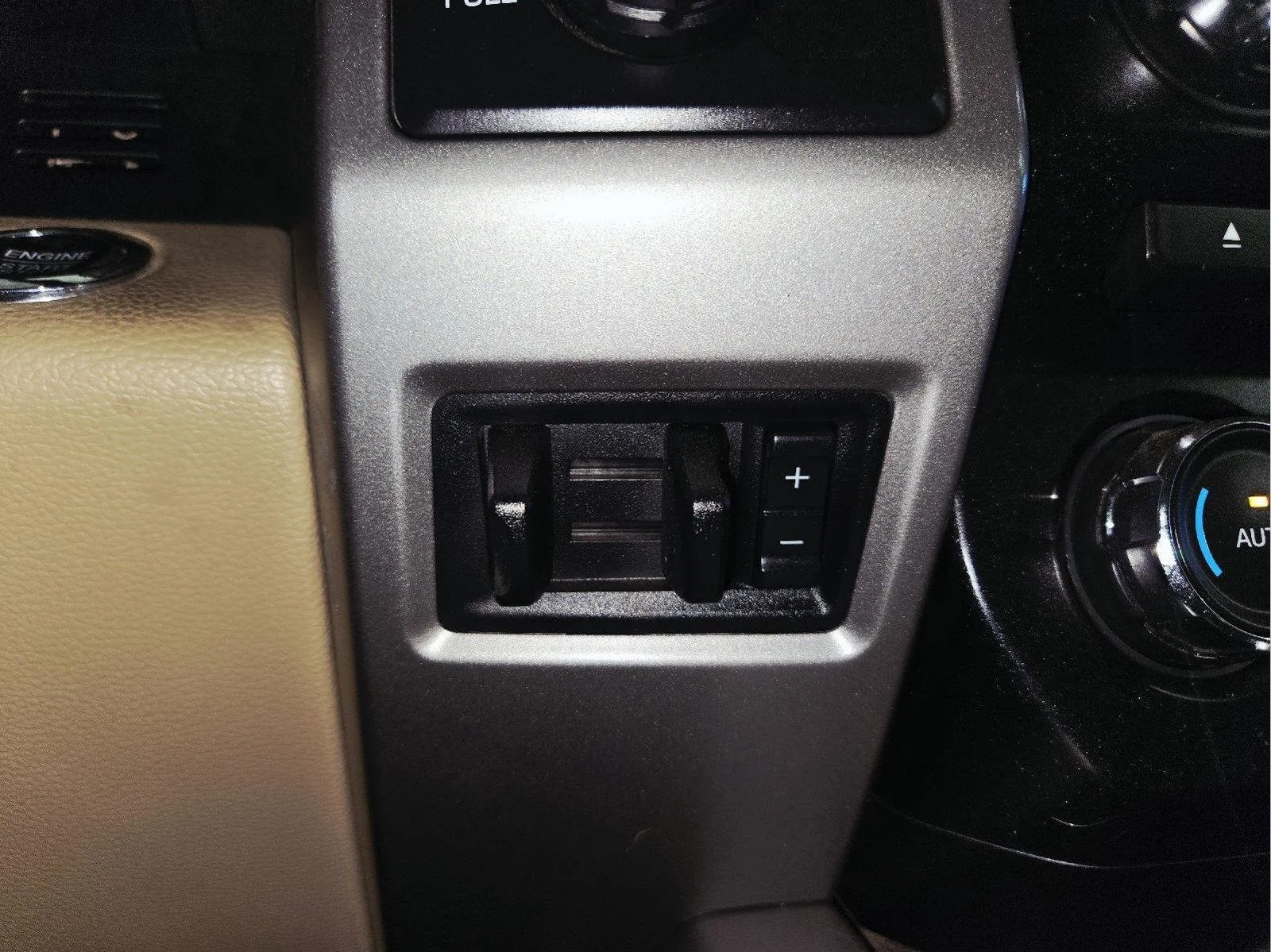 Used 2018 White Gold/Stone Gray Ford Lariat image 23