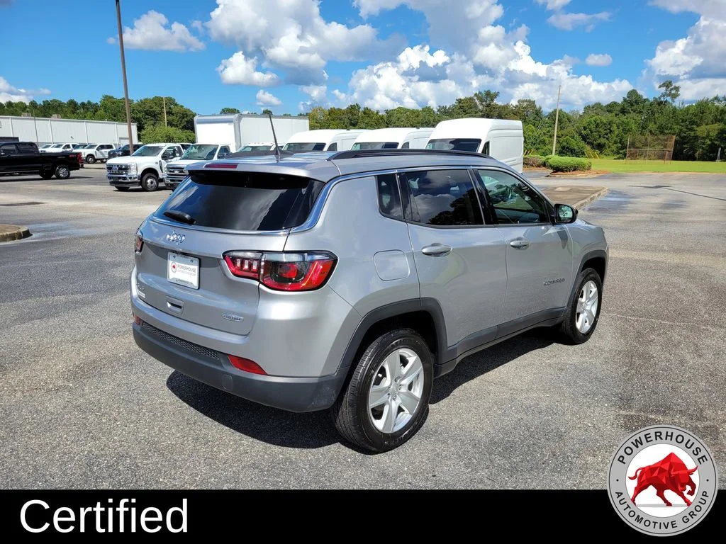 Used 2022 Silver Jeep Latitude image 6