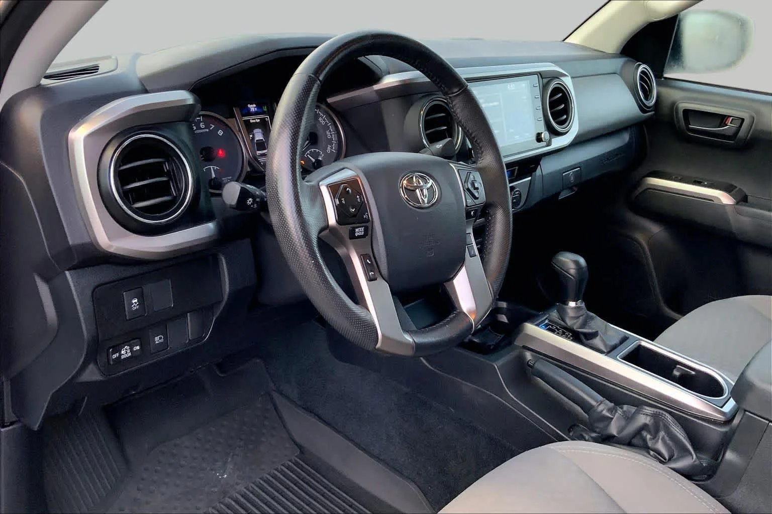 Used 2023 Ice Cap Toyota SR5 image 17