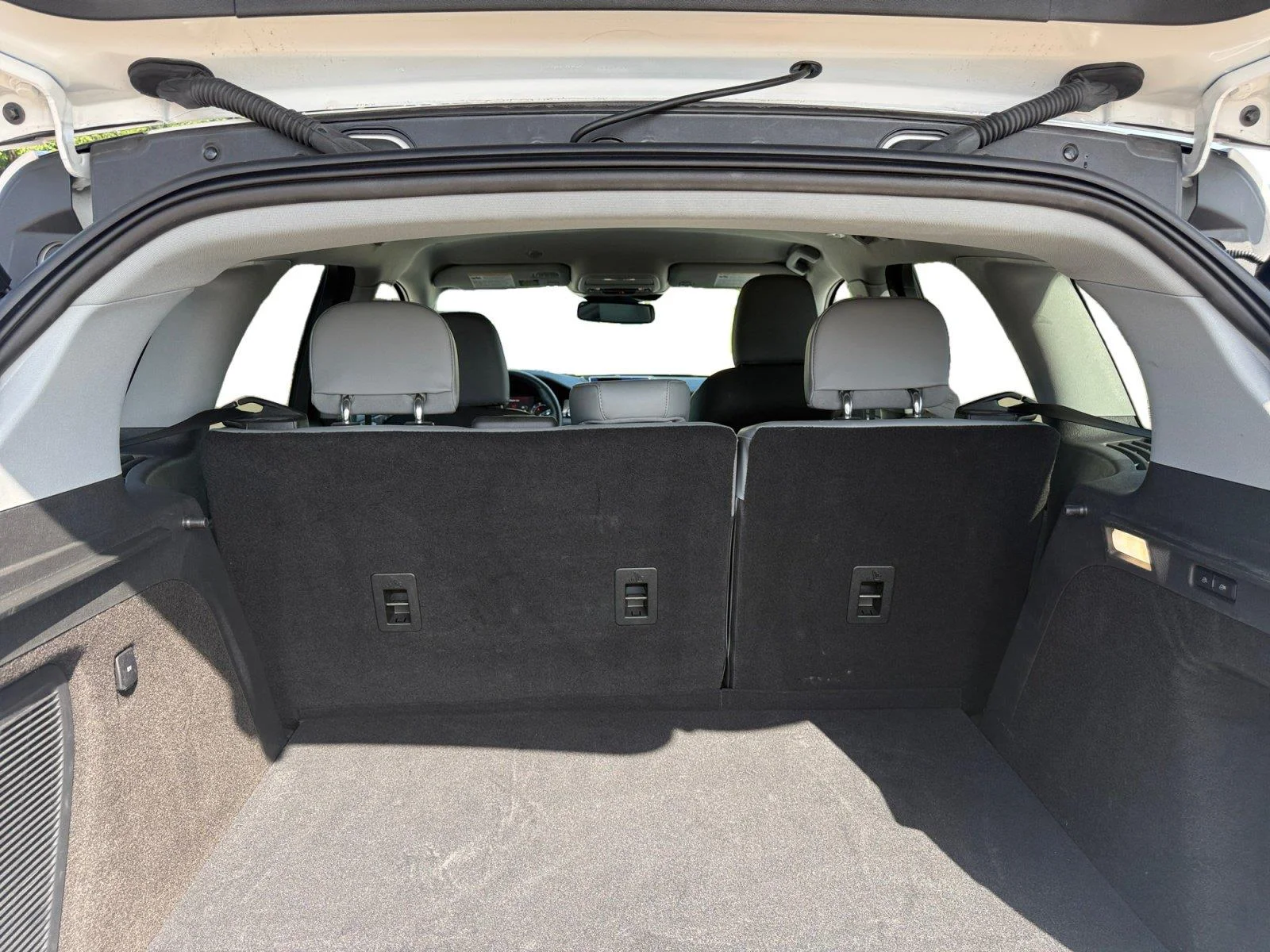 Used 2022 Pristine White Lincoln Standard image 18