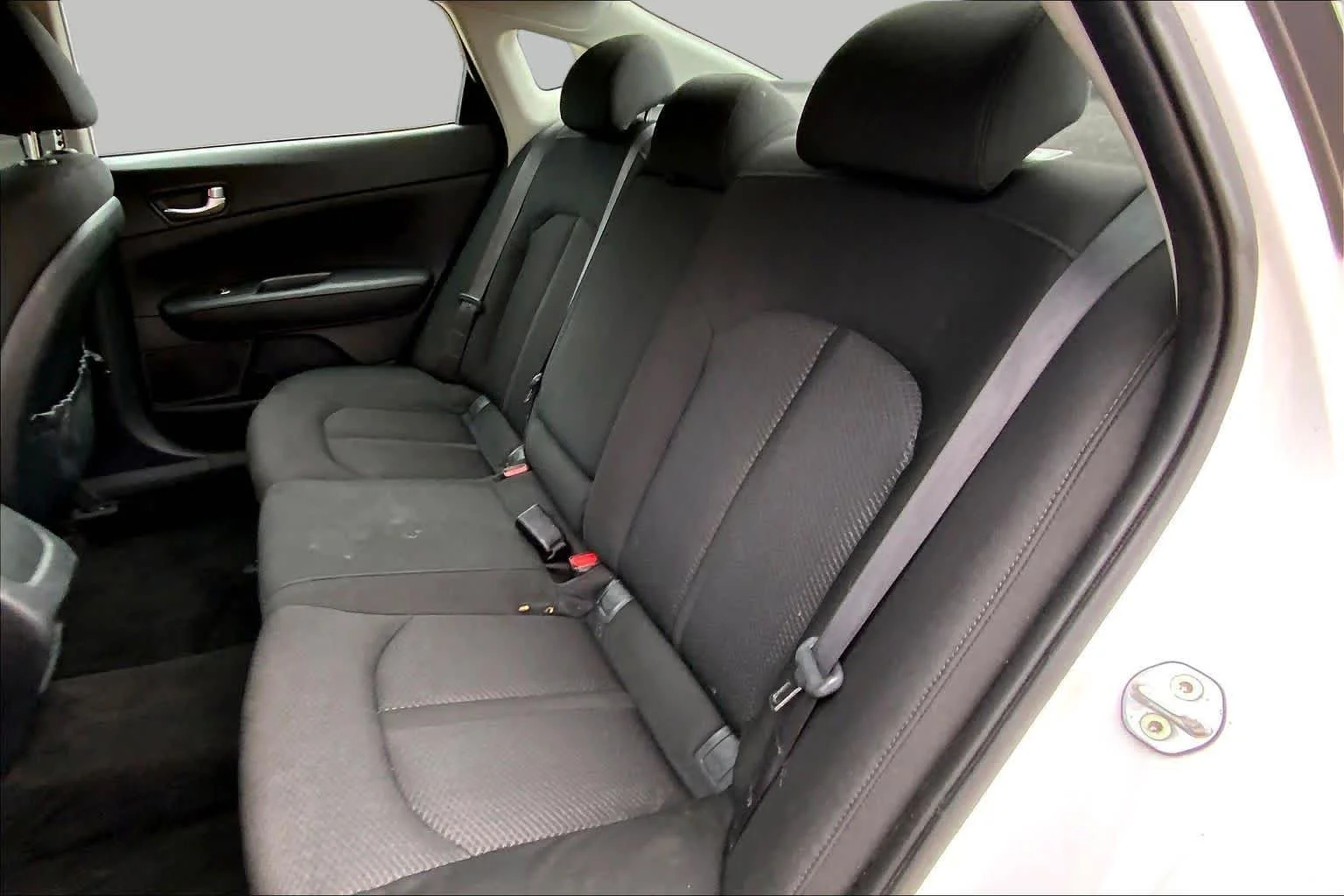 Used 2018 Snow White Pearl Kia LX image 19