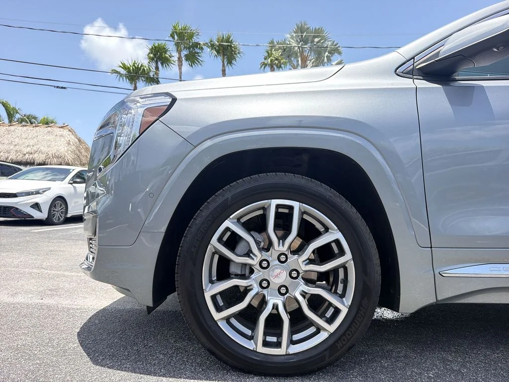 Used 2023 Silver GMC Denali image 40