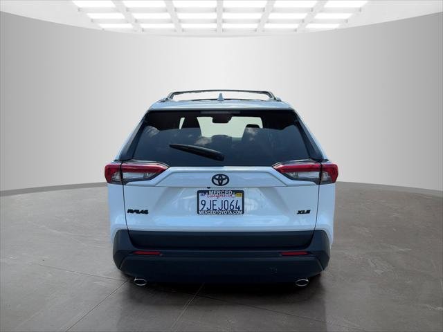 Certified Used 2023 PLATINUM WHITE PEARL MC. Toyota  image 4
