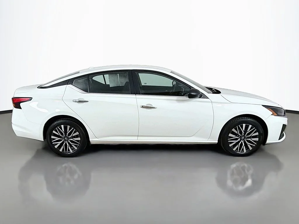 Used 2025 Glacier White Nissan 2.5 SV image 13