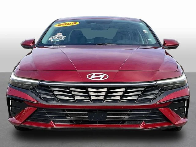Used 2025 Red Hyundai SEL Convenience image 2