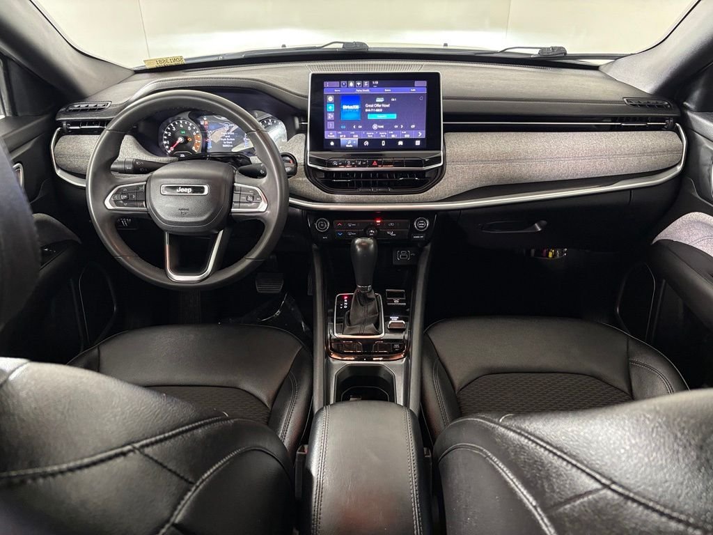 Used 2024 White Jeep Latitude image 32