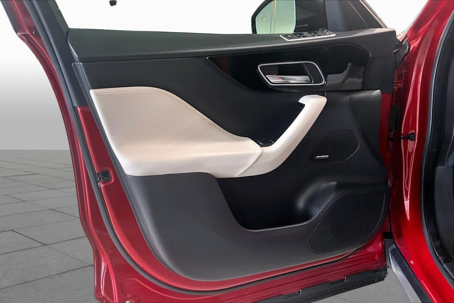 Used 2017 Odyssey Red Metallic Jaguar 35t Prestige image 19