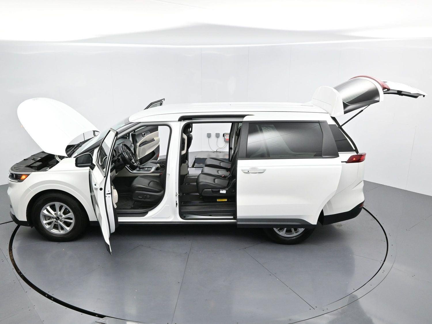 Used 2022 Snow White Pearl Kia LXS image 41