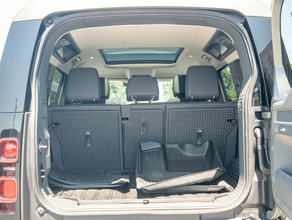 Used 2024 Green Land Rover X-Dynamic SE image 38