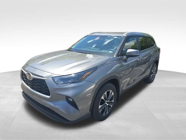 Used 2025 Heavy Metal Toyota XLE image 8