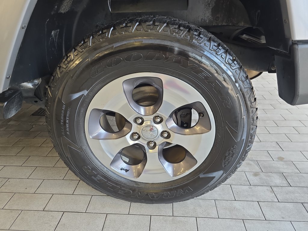Used 2016 Silver Jeep Unlimited Sahara image 33