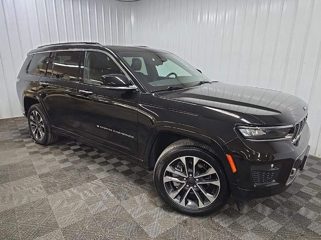 Used 2021 Diamond Black Jeep Overland image 7