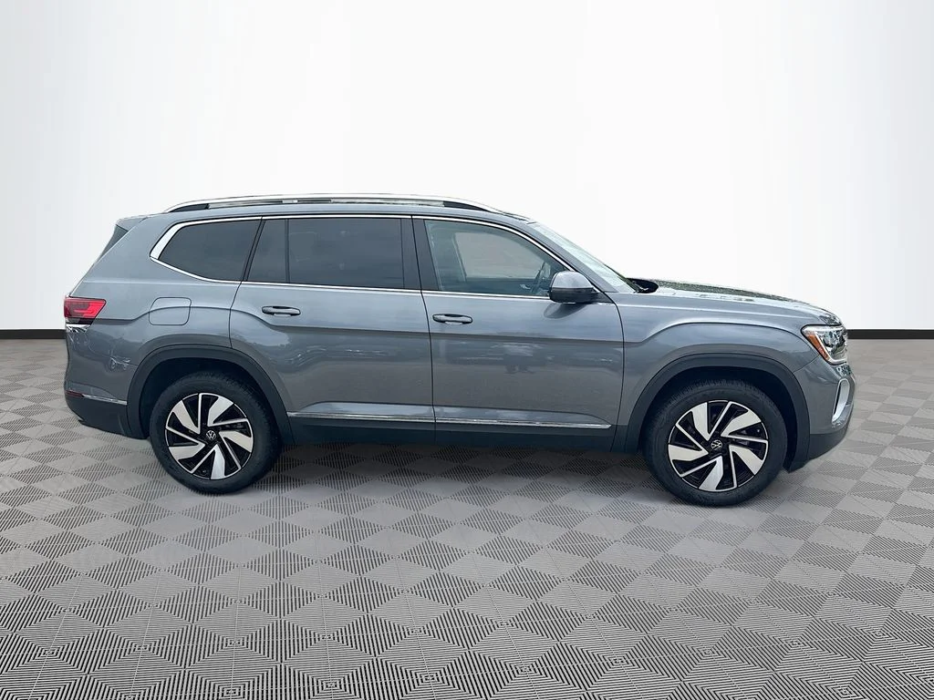 Used 2025  Volkswagen 2.0T SEL image 5