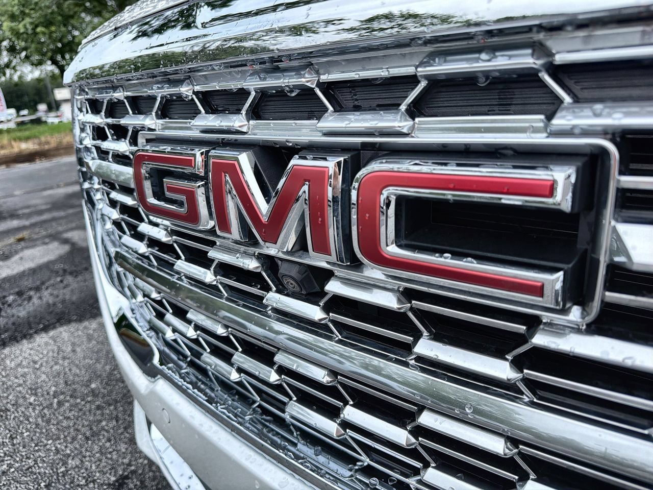 Used 2023 White Frost Tricoat GMC Denali image 26