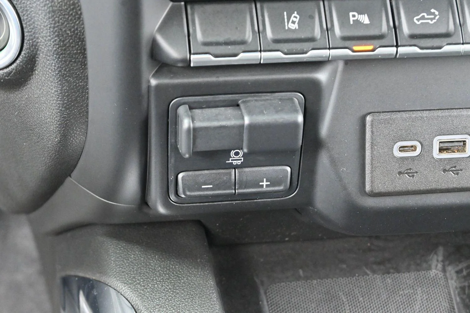 Used 2020 Silver Ice Metallic Chevrolet High Country image 25