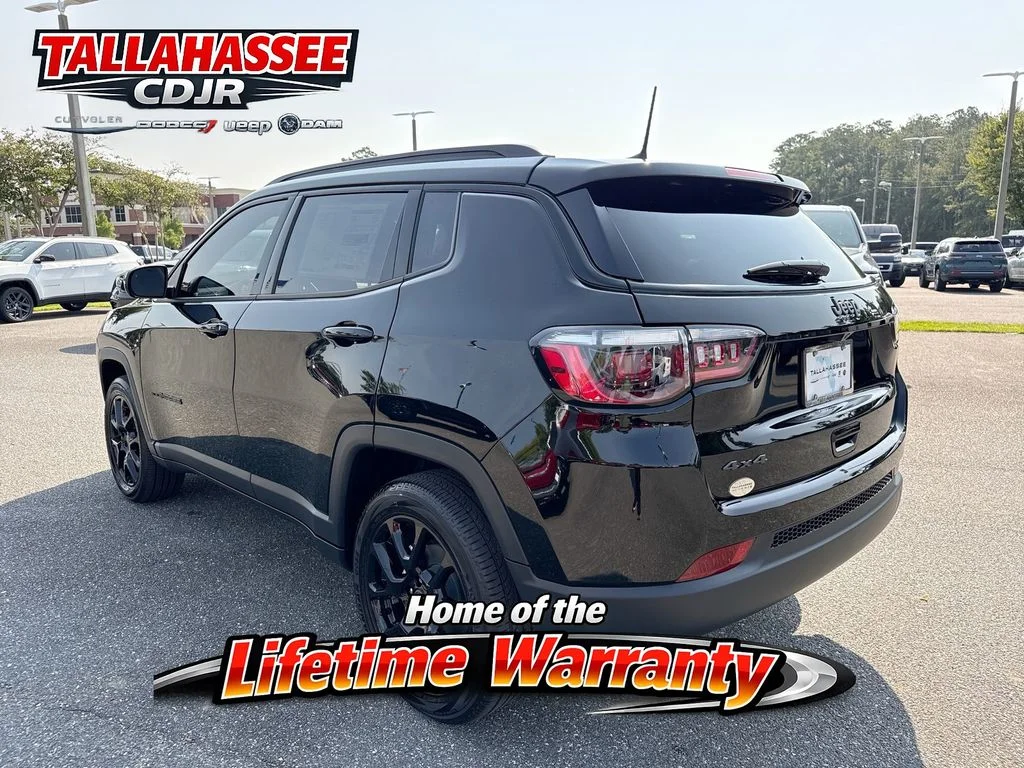 New 2026 Diamond Black Crystal Pearlcoat Jeep Latitude image 7