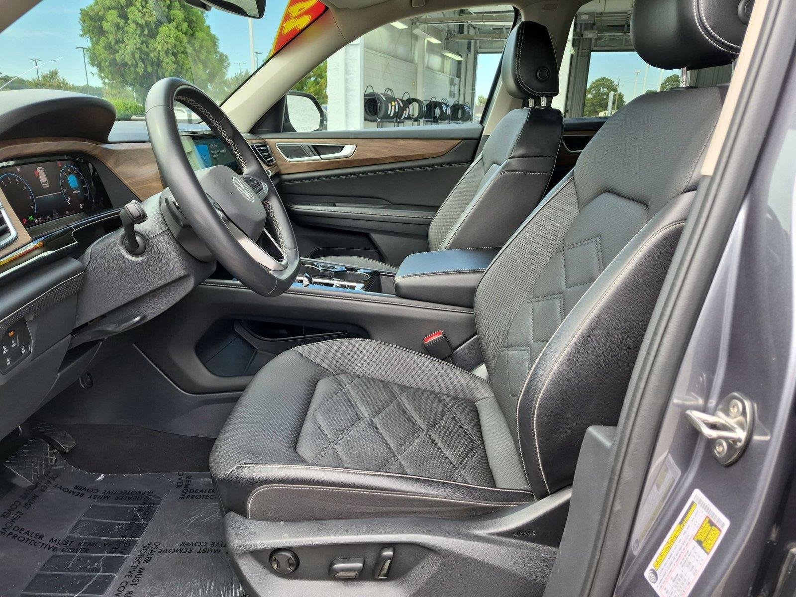 Used 2024  Volkswagen 2.0T SE w/Technology image 17