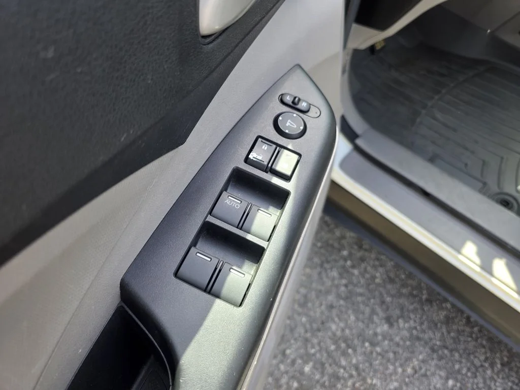 Used 2013 White Honda LX image 16