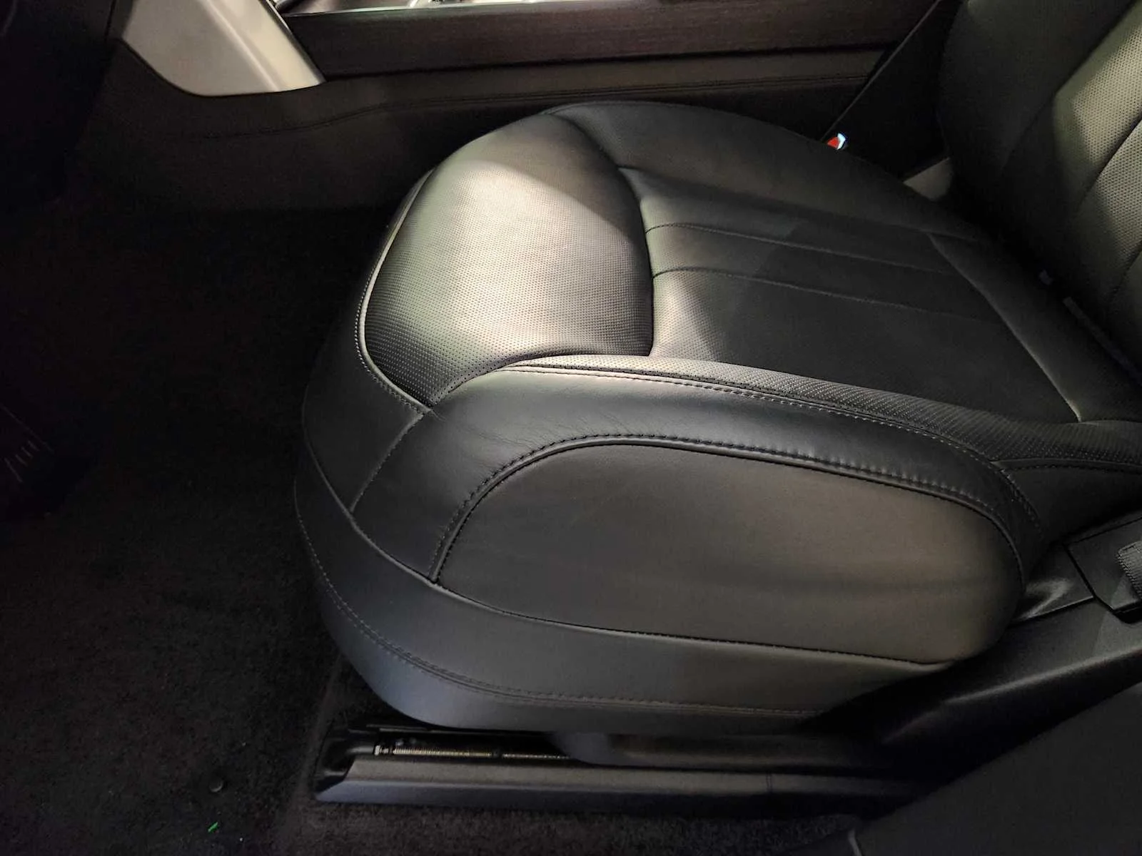 Used 2025 Santorini Black Metallic Land Rover Autobiography image 43