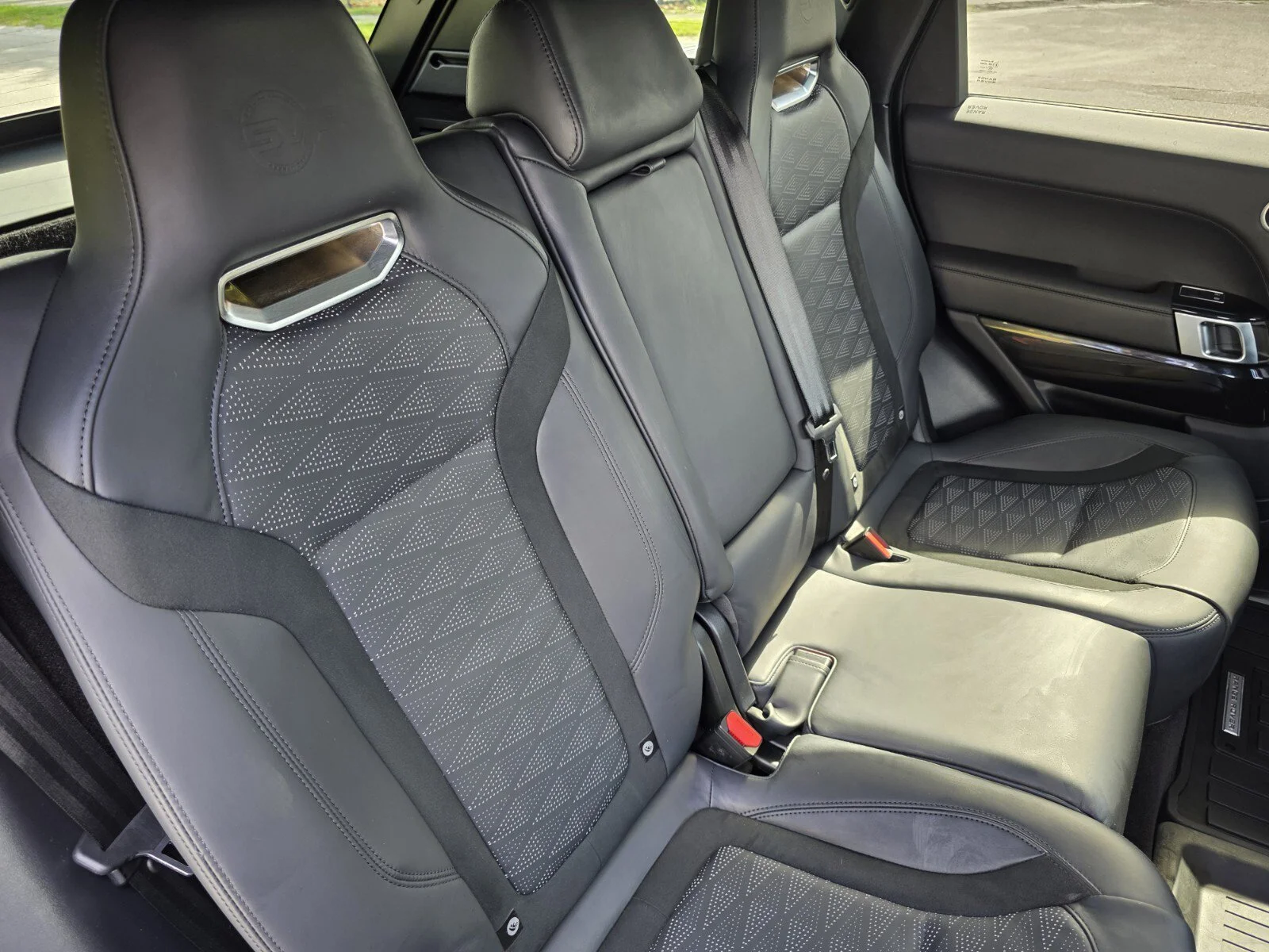 Certified Used 2022 Fuji White Land Rover SVR image 25