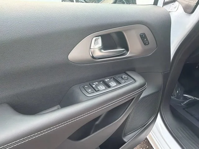 New 2027 Bright White Clearcoat Chrysler Select image 18