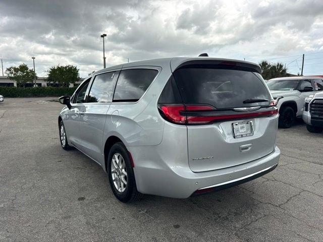 Used 2024 Silver Chrysler Touring L image 5