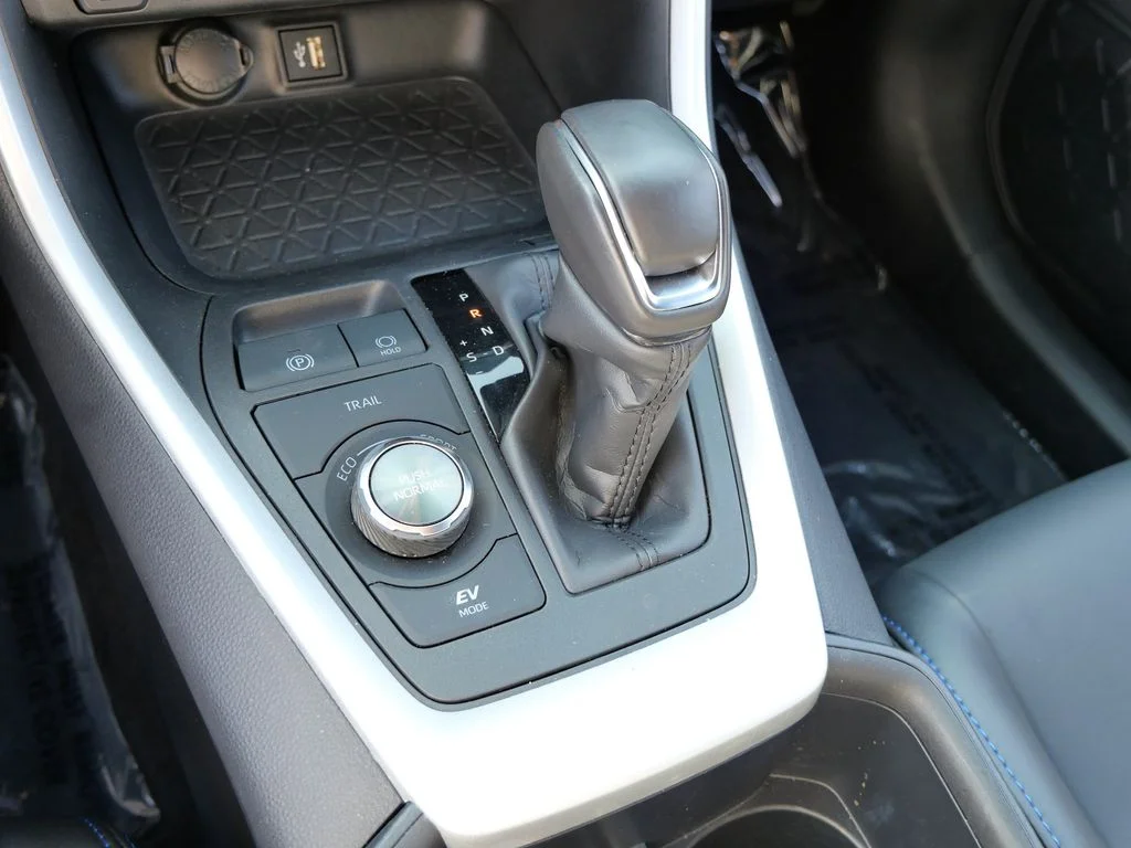 2025 Toyota RAV4 XSE - Photo 23