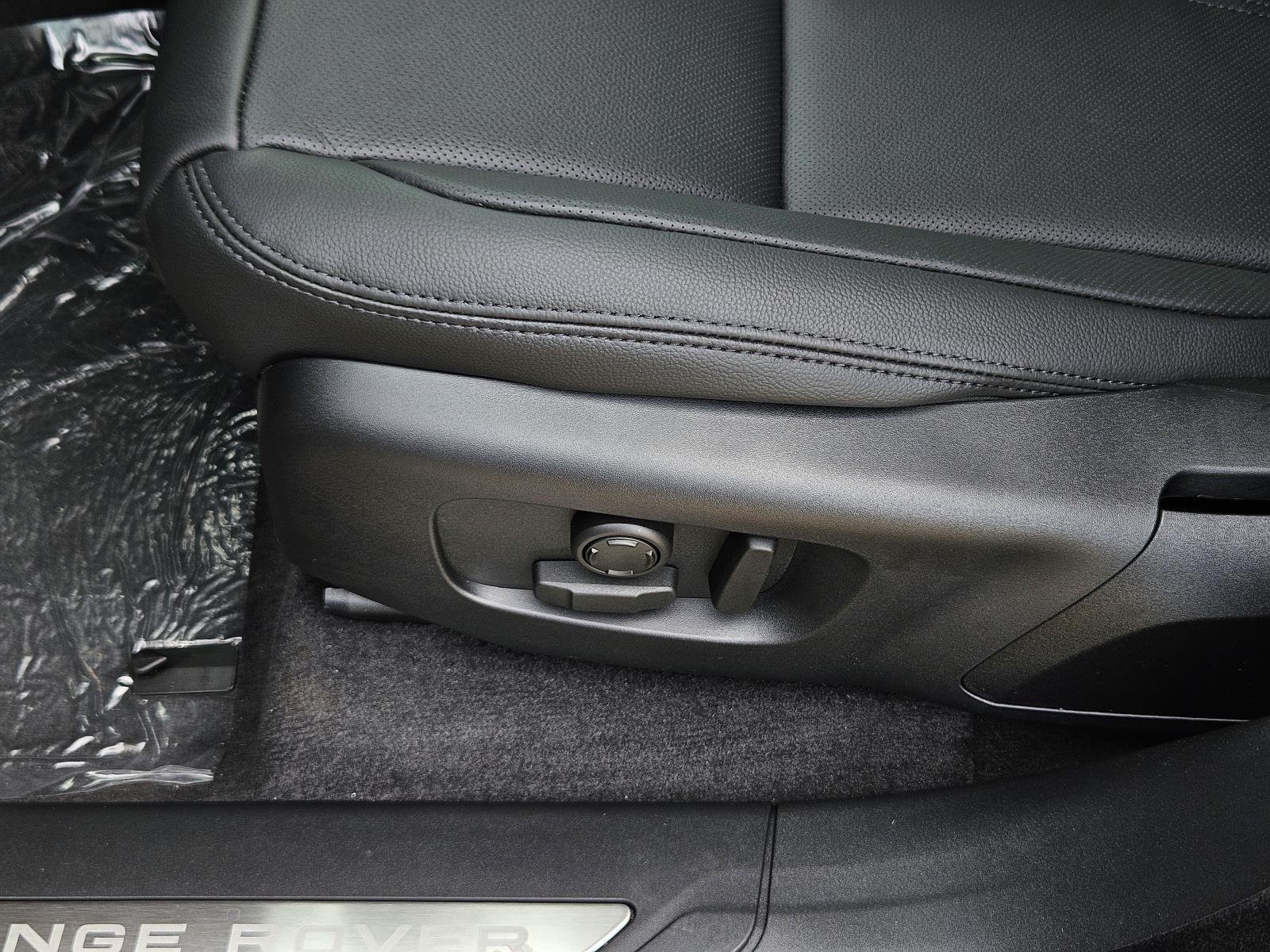 New 2026 Santorini Black Land Rover Dynamic SE image 25