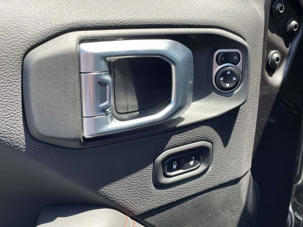 New 2026 Granite Crystal Metallic Clearcoat Jeep Rubicon X image 25