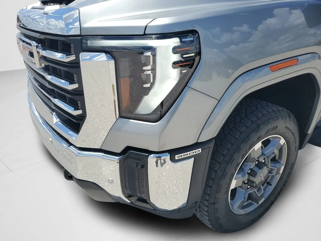 Certified Used 2025 Sterling Metallic GMC SLT image 9