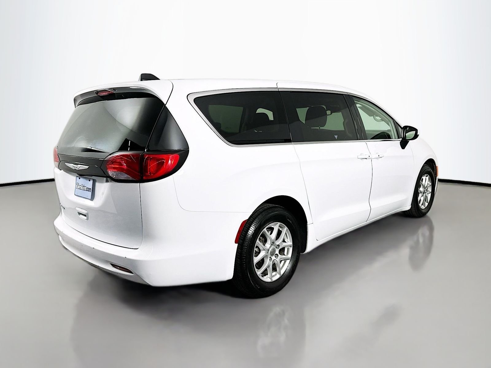 Used 2023 Bright White Clearcoat Chrysler LX image 8